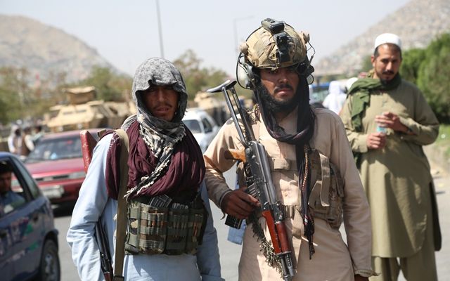 8月16日，塔利班在阿富汗喀布尔街头执勤。（本文配图均自新华社）