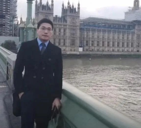 火爆全网的金融圈“人类高质量男性”,真实身份只是上海的外汇徐经理?
